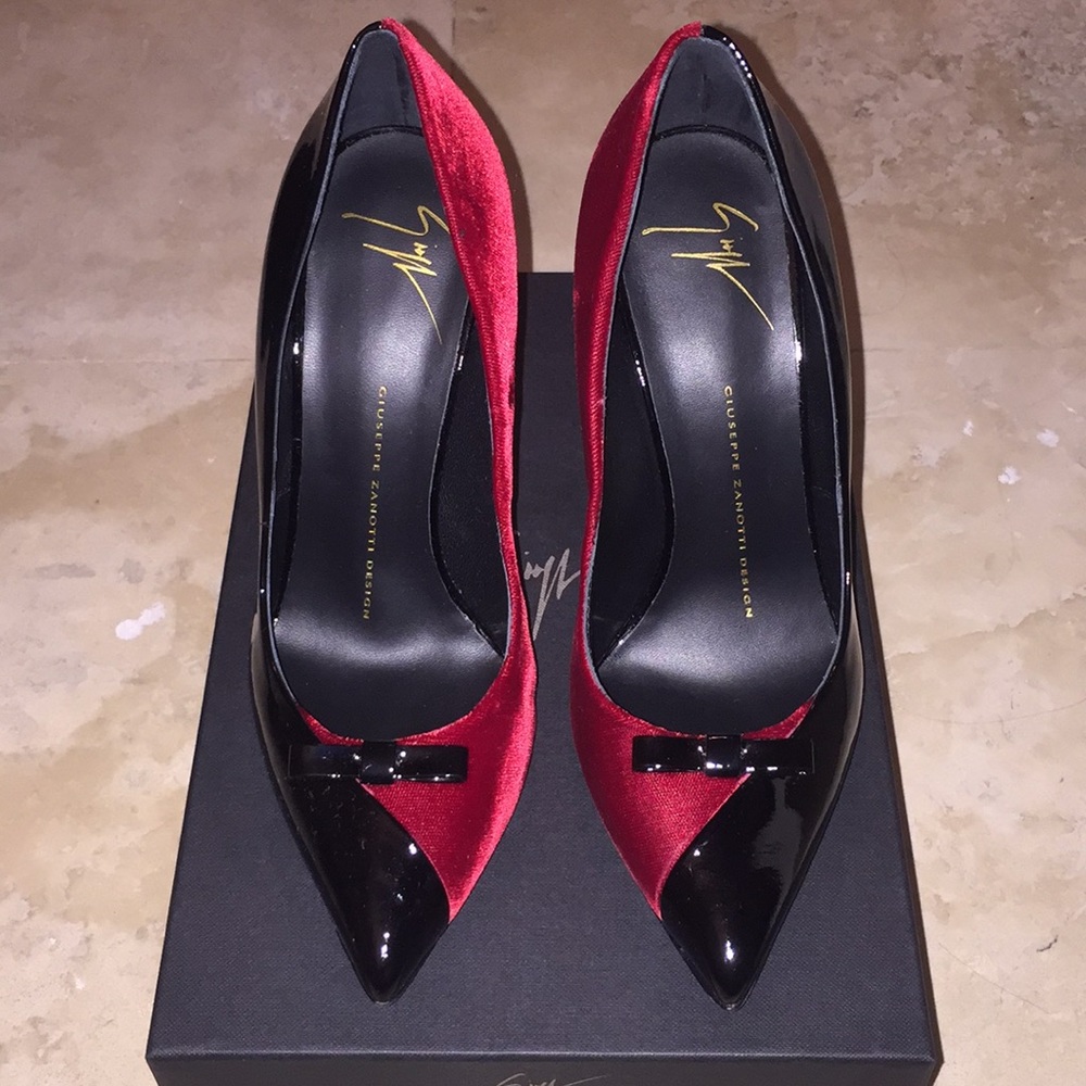 Giuseppe Zanotti Tiny Bow patent and velvet pumps